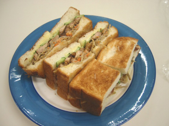 きんぴらごぼうと鶏照り焼きのサンドイッチ