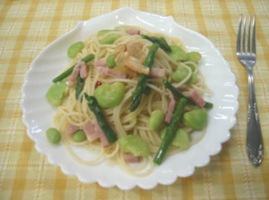 緑野菜とベーコンのペペロンチーノ